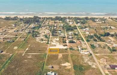 Imagem: O terreno possui 300m² de Área e está localizado em Balneário