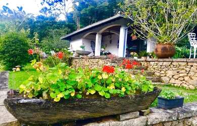 Imagem: A casa possui 4 Dormitórios, 2 Banheiros, 4 Vagas na garagem