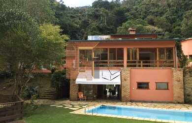 Imagem: A casa possui 4 Dormitórios, 5 Banheiros, 2 Vagas na garagem