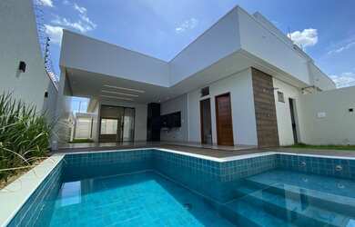 Imagem: A casa possui 3 Dormitórios, 4 Banheiros, 2 Vagas na garagem