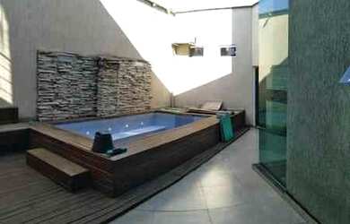 Imagem: A casa possui 3 Dormitórios, 2 Banheiros, 2 Vagas na garagem