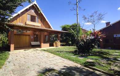 Imagem: A casa possui 4 Dormitórios, 3 Banheiros, 4 Vagas na garagem