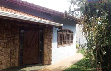 Imagem: A casa possui 3 Dormitórios, 3 Banheiros, 5 Vagas na garagem