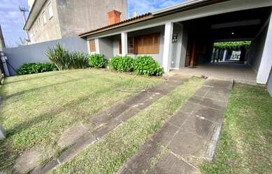 Imagem: A casa possui 4 Dormitórios, 3 Banheiros, 2 Vagas na garagem