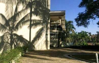 Imagem: A casa possui 4 Dormitórios, 5 Banheiros, 1 Vaga na garagem