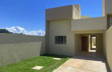 Imagem: A casa possui 3 Dormitórios, 1 Banheiro, 3 Vagas na garagem