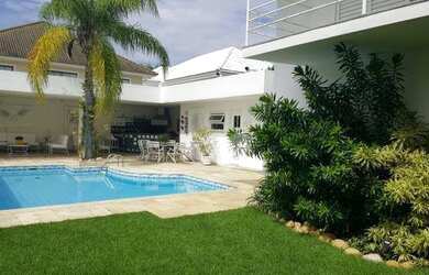 Imagem: A casa em condomínio possui 4 Dormitórios, 5 Banheiros, 3