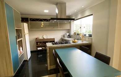 Imagem: A casa possui 3 Dormitórios, 3 Banheiros, 4 Vagas na garagem