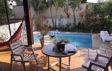 Imagem: A casa possui 4 Dormitórios, 4 Banheiros, 4 Vagas na garagem