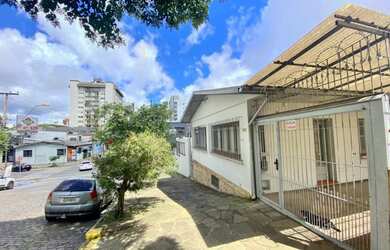 Imagem: A casa possui 3 Dormitórios, 3 Banheiros, 2 Vagas na garagem