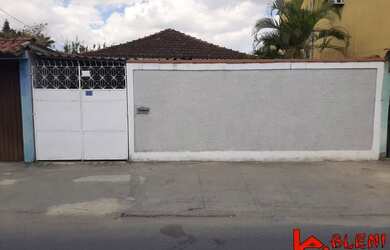 Imagem: A casa possui 3 Dormitórios, 1 Banheiro, 2 Vagas na garagem