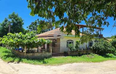 Imagem: A casa possui 3 Dormitórios, 2 Banheiros, 2 Vagas na garagem