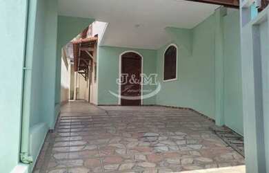 Imagem: A casa possui 3 Dormitórios, 1 Banheiro, 1 Vaga na garagem