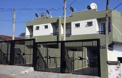 Imagem: A casa possui 3 Dormitórios, 2 Banheiros, 2 Vagas na garagem