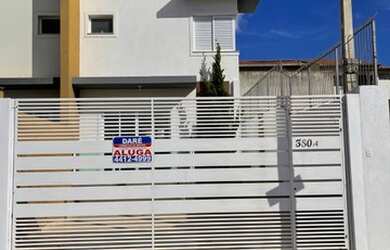 Imagem: A casa possui 3 Dormitórios, 1 Banheiro, 2 Vagas na garagem