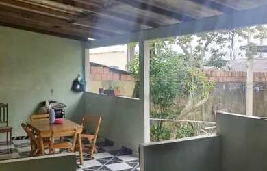 Imagem: A casa possui 4 Dormitórios, 2 Banheiros, 2 Vagas na garagem