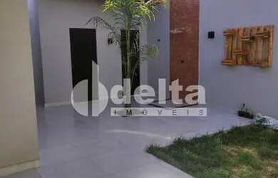 Imagem: A casa possui 3 Dormitórios, 2 Banheiros, 3 Vagas na garagem