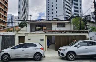 Imagem: A casa possui 3 Dormitórios, 2 Banheiros, 1 Vaga na garagem