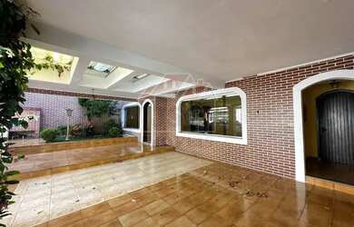 Imagem: A casa possui 3 Dormitórios, 4 Banheiros, 3 Vagas na garagem