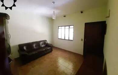 Imagem: A casa possui 2 Dormitórios, 1 Banheiro, 3 Vagas na garagem