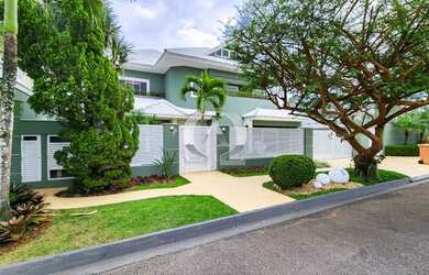 Imagem: A casa em condomínio possui 5 Dormitórios, 5 Banheiros, 3