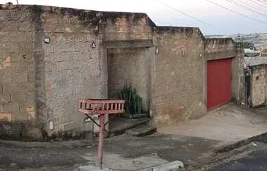 Imagem: A casa possui 2 Dormitórios, 1 Banheiro, 1 Vaga na garagem