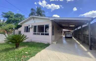 Imagem: A casa possui 2 Dormitórios, 3 Banheiros, 3 Vagas na garagem