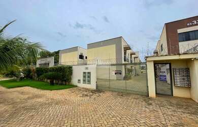 Imagem: A casa possui 3 Dormitórios, 3 Banheiros, 2 Vagas na garagem