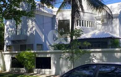 Imagem: A casa em condomínio possui 5 Dormitórios, 5 Banheiros, 550m²