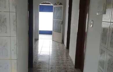 Imagem: A casa possui 2 Dormitórios, 1 Banheiro, 2 Vagas na garagem