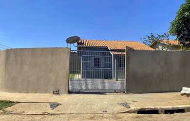 Imagem: A casa possui 2 Dormitórios, 1 Banheiro, 2 Vagas na garagem