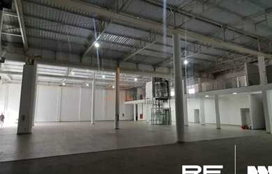 Imagem: O depósito possui 5 Vagas na garagem, 1.860m² de Área e