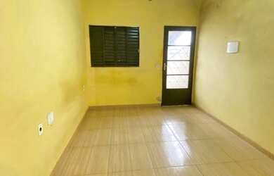 Imagem: A casa possui 1 Dormitório, 1 Banheiro, 2 Vagas na garagem