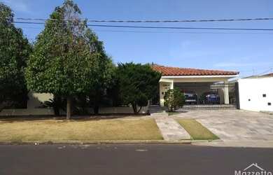 Imagem: A casa possui 4 Dormitórios, 5 Banheiros, 4 Vagas na garagem