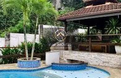 Imagem: A casa possui 5 Dormitórios, 3 Banheiros, 4 Vagas na garagem