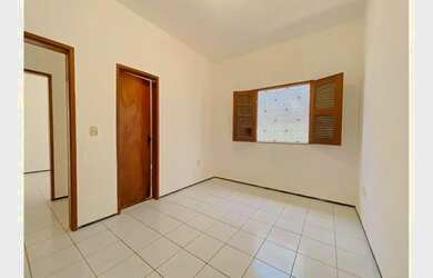 Imagem: A casa possui 3 Dormitórios, 3 Banheiros, 4 Vagas na garagem