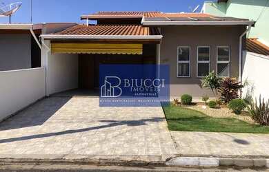 Imagem: A casa possui 3 Dormitórios, 2 Banheiros, 4 Vagas na garagem