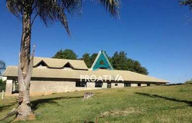 Imagem: A casa possui 4 Dormitórios, 5 Banheiros, 400m² de Área e