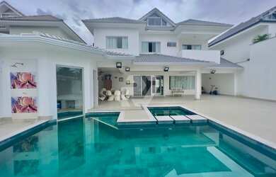 Imagem: A casa em condomínio possui 5 Dormitórios, 5 Banheiros, 3