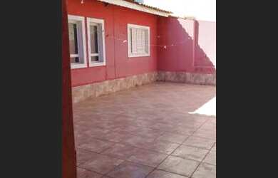 Imagem: A casa possui 2 Dormitórios, 2 Banheiros, 3 Vagas na garagem