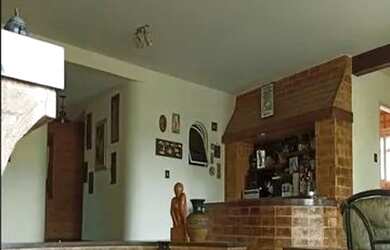 Imagem: A casa possui 3 Dormitórios, 2 Banheiros, 4 Vagas na garagem