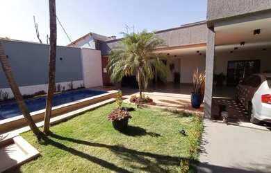 Imagem: A casa possui 4 Dormitórios, 4 Banheiros, 5 Vagas na garagem