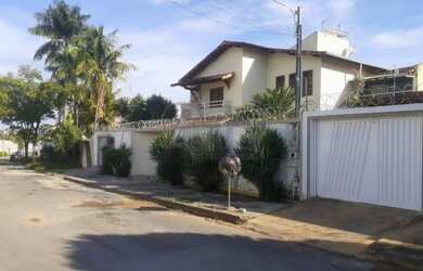 Imagem: A casa possui 3 Dormitórios, 1 Banheiro e está localizado