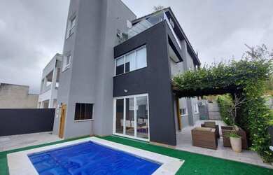 Imagem: A casa em condomínio possui 4 Dormitórios, 5 Banheiros, 4