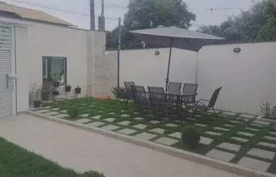 Imagem: A casa possui 3 Dormitórios, 2 Banheiros, 2 Vagas na garagem