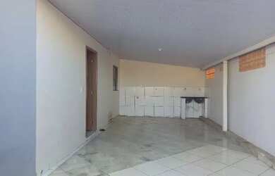 Imagem: A casa possui 2 Dormitórios, 1 Banheiro e 1 Vaga na garagem