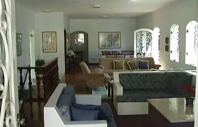 Imagem: A casa possui 4 Dormitórios, 3 Banheiros, 3 Vagas na garagem