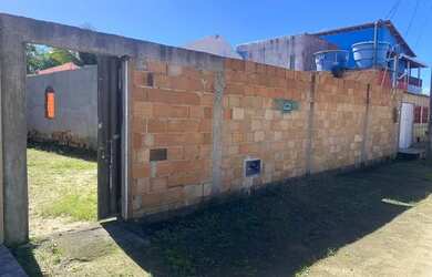 Imagem: Terreno murado com construção alcobaça