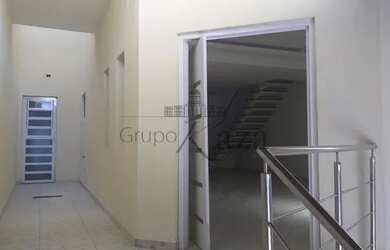 Imagem: A casa possui 3 Dormitórios, 3 Banheiros, 2 Vagas na garagem