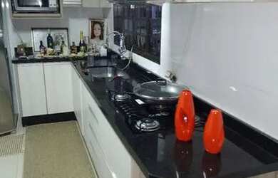 Imagem: A casa possui 2 Dormitórios, 2 Banheiros, 2 Vagas na garagem